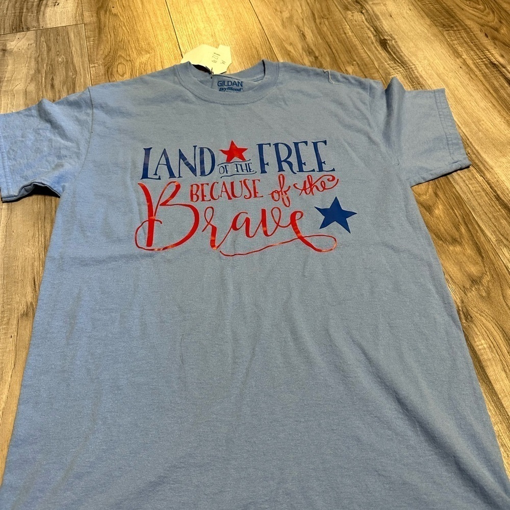 Land of the Free T-shirt | Size Medium |‎ Measurements in photos | Gildan |